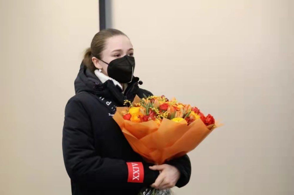 女士穿透明泳衣